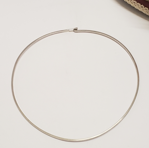 Minimalist Silvertone Thin Metal Choker - Picture 5 of 9